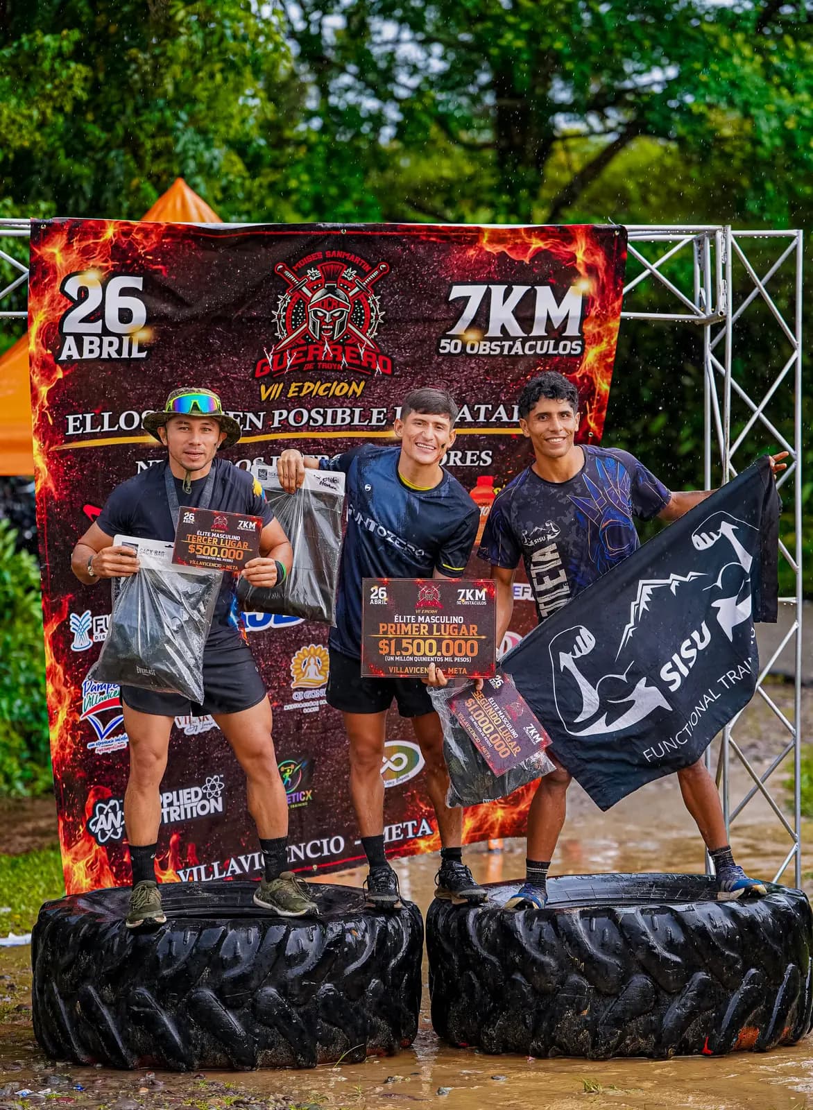 Podio Elite masculino de la VII edición sobre llantas, con el pendón de 7 km y 50 obstáculos