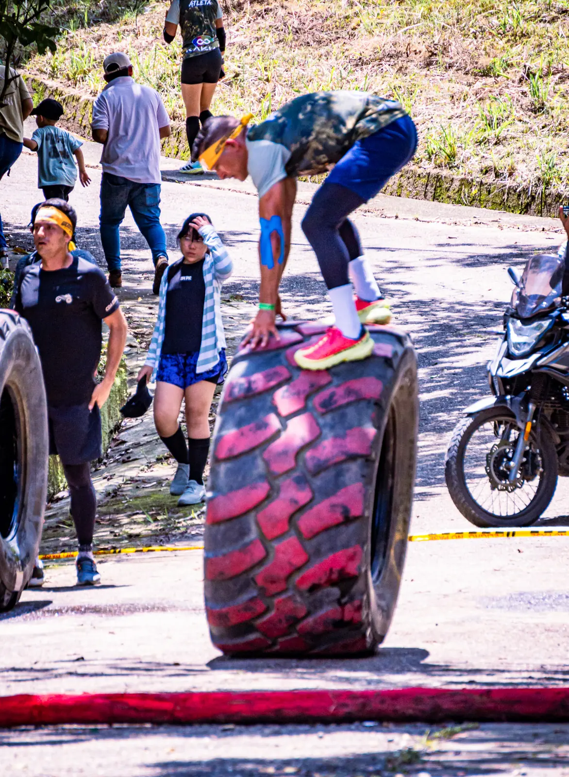 Atleta volteando una llanta gigante