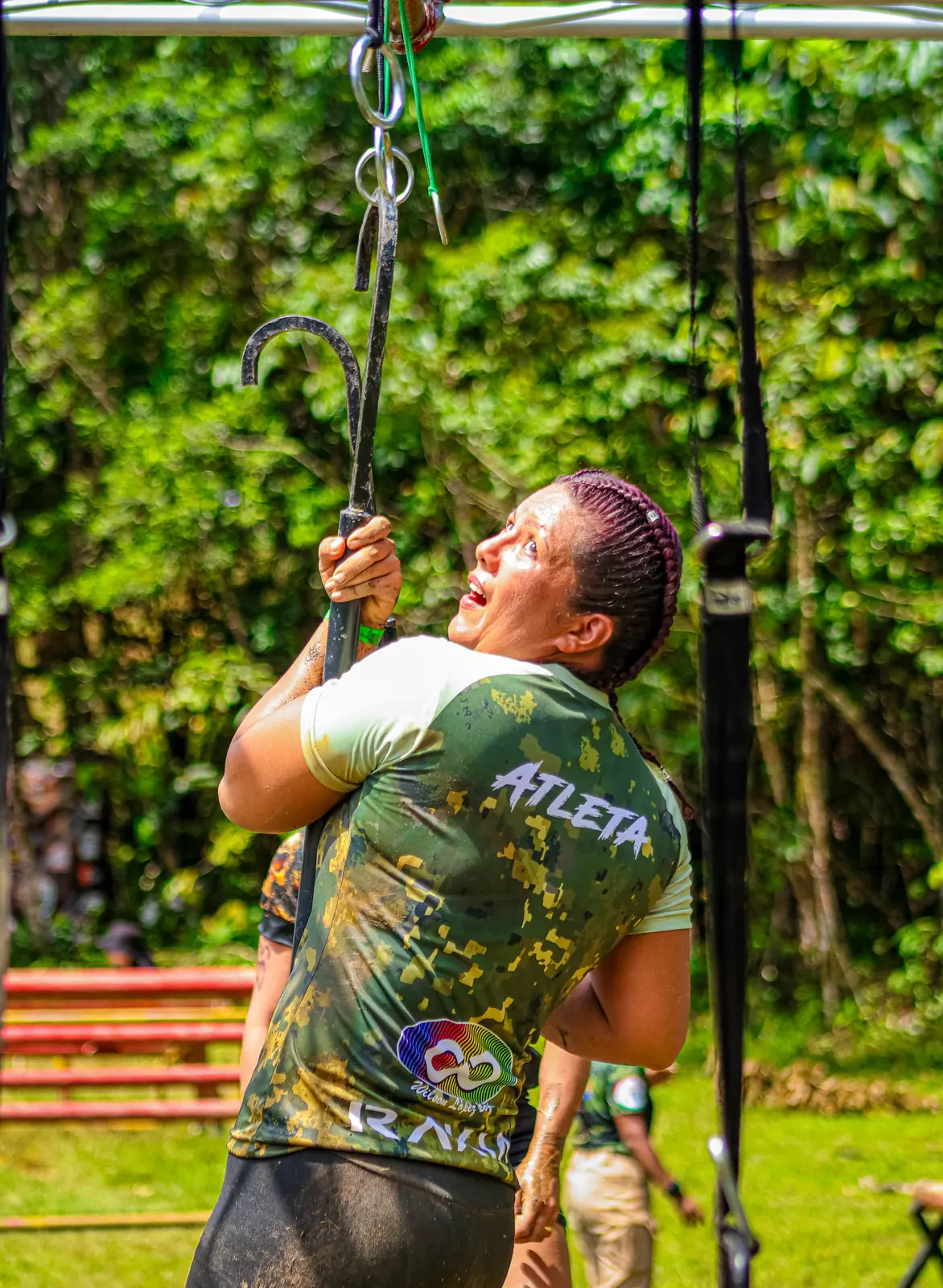 Atleta colgado de la cuerda con ganchos