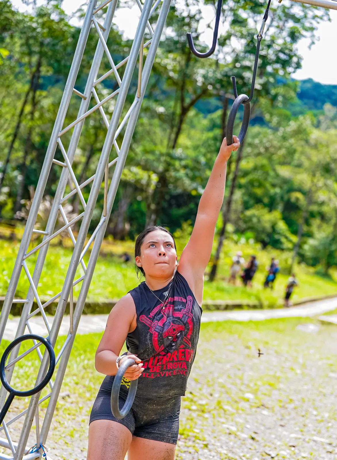 Atleta saltando entre anillos colgantes