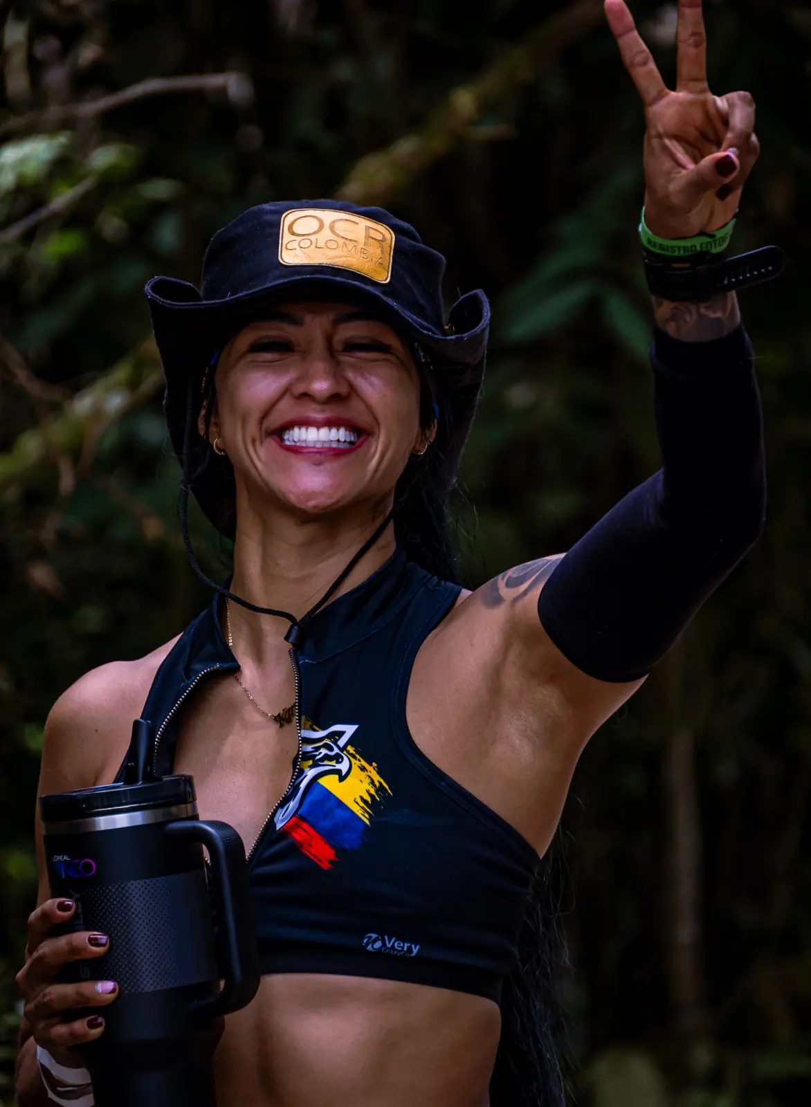 Atleta sonriente haciendo la señal de victoria