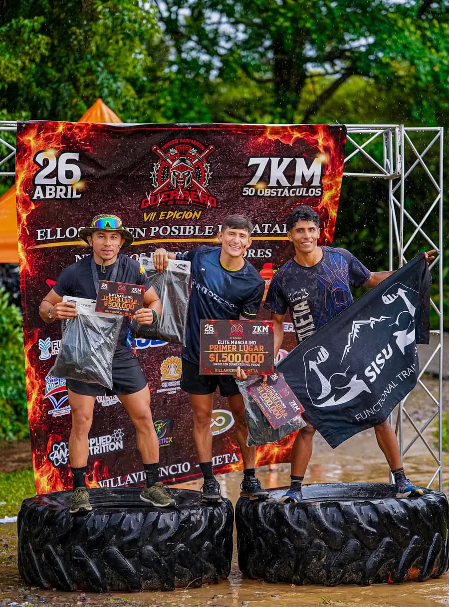 Podio masculino de la VII edición con sus premios
